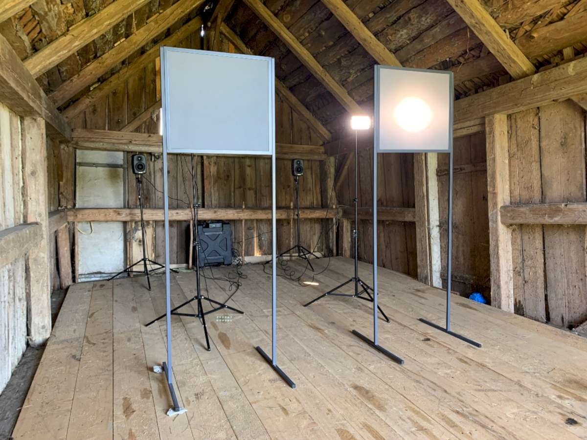 High Tech meets Holzschopf: Installation von Albert Oehlen und Carsten Nicolai (Alva Noto).