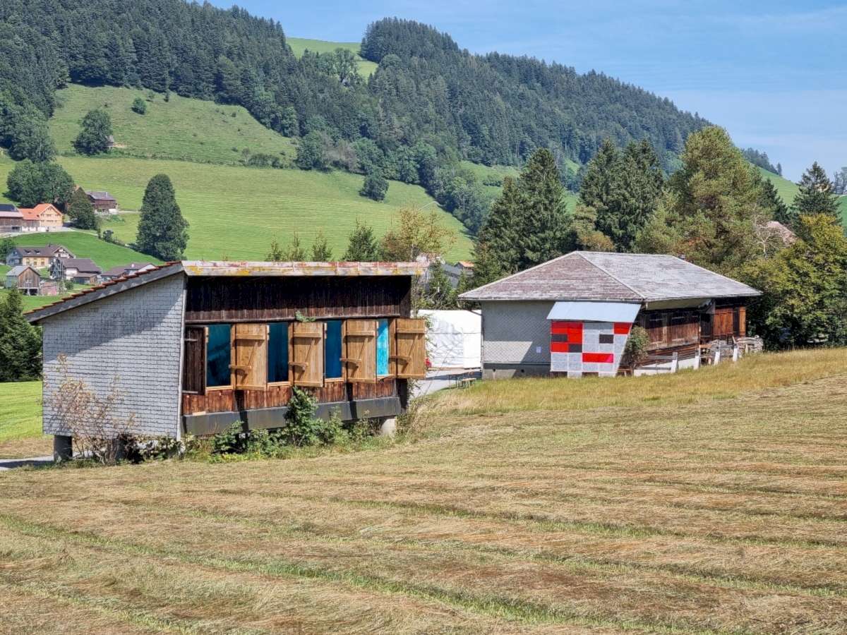 Auftakt: Schopf #11, bespielt von OOR Saloon, und Schützenhaus mit Installation von bittelangsam.