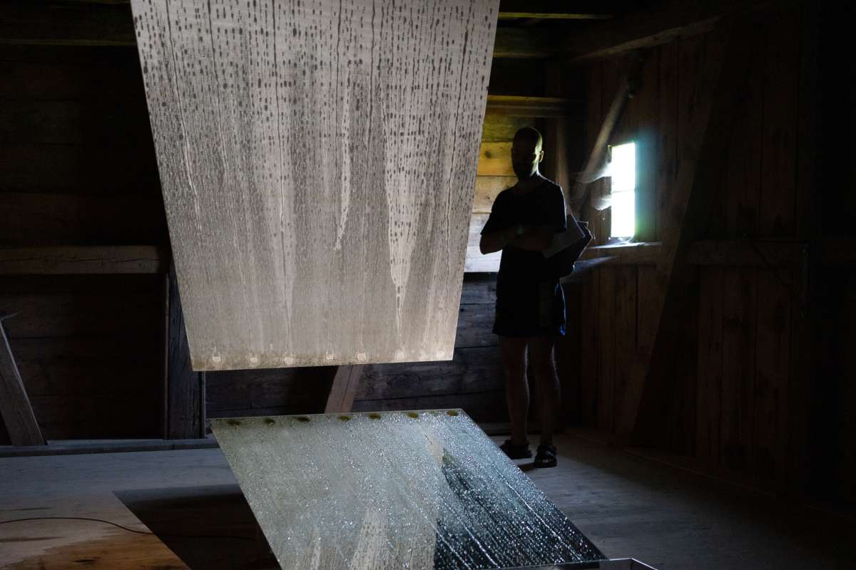 Magical irritation: Asi Föckers let the drops of water flow upwards in her installation.
