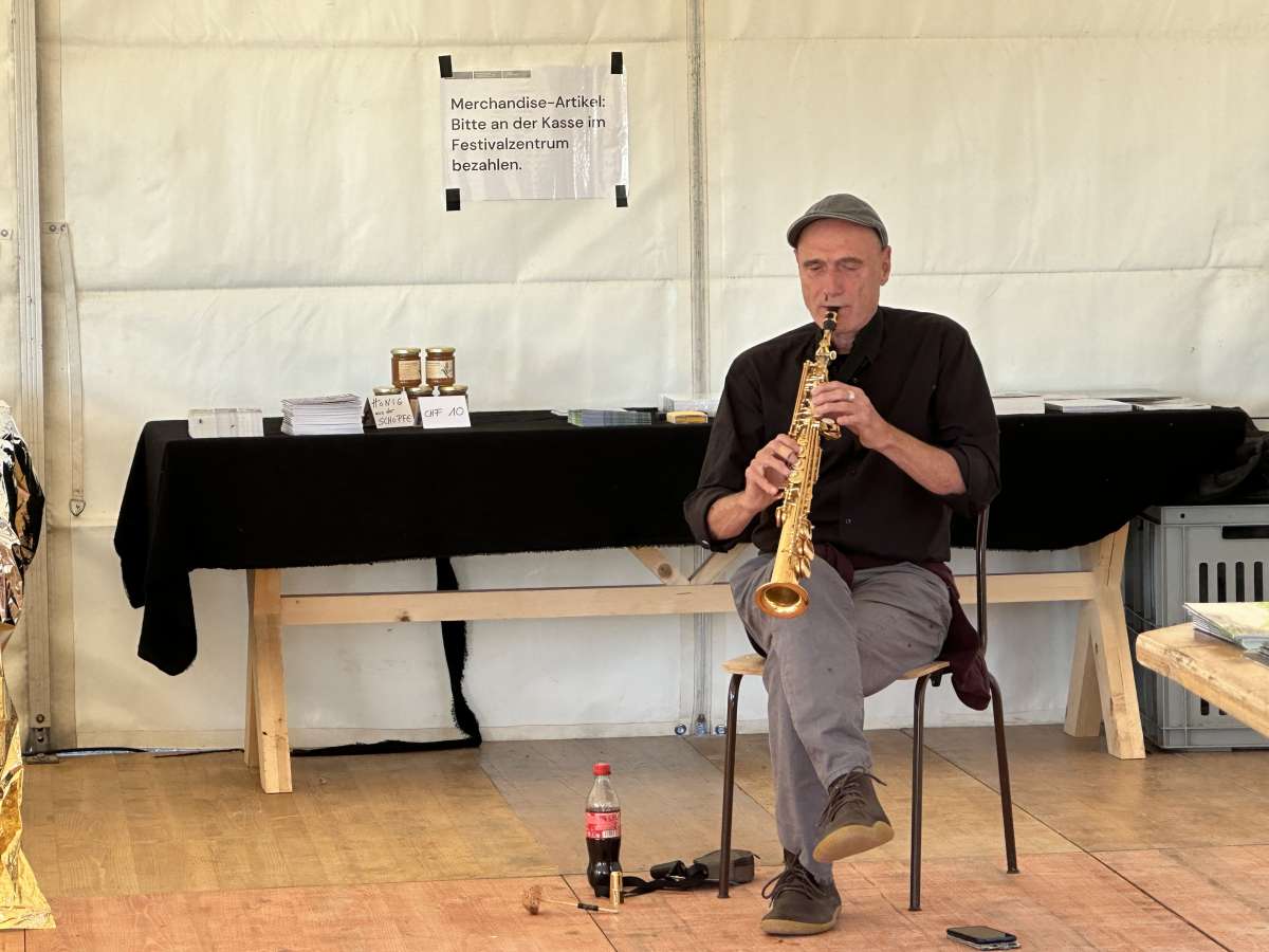 Master of free improvisation: saxophonist Hans Koch during a spontaneous solo.
