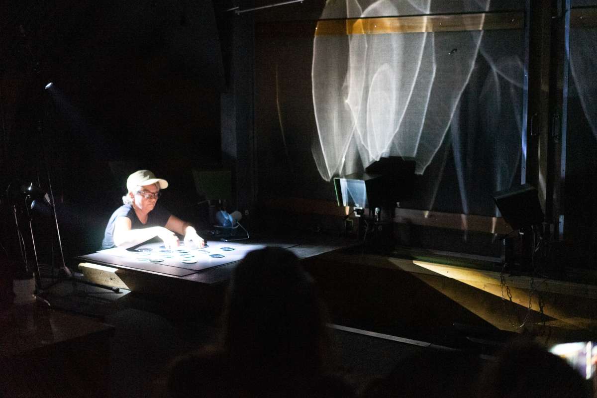 Light and dark instead of black and white: Asi Föcker during her performance with drummer Steve Heather.