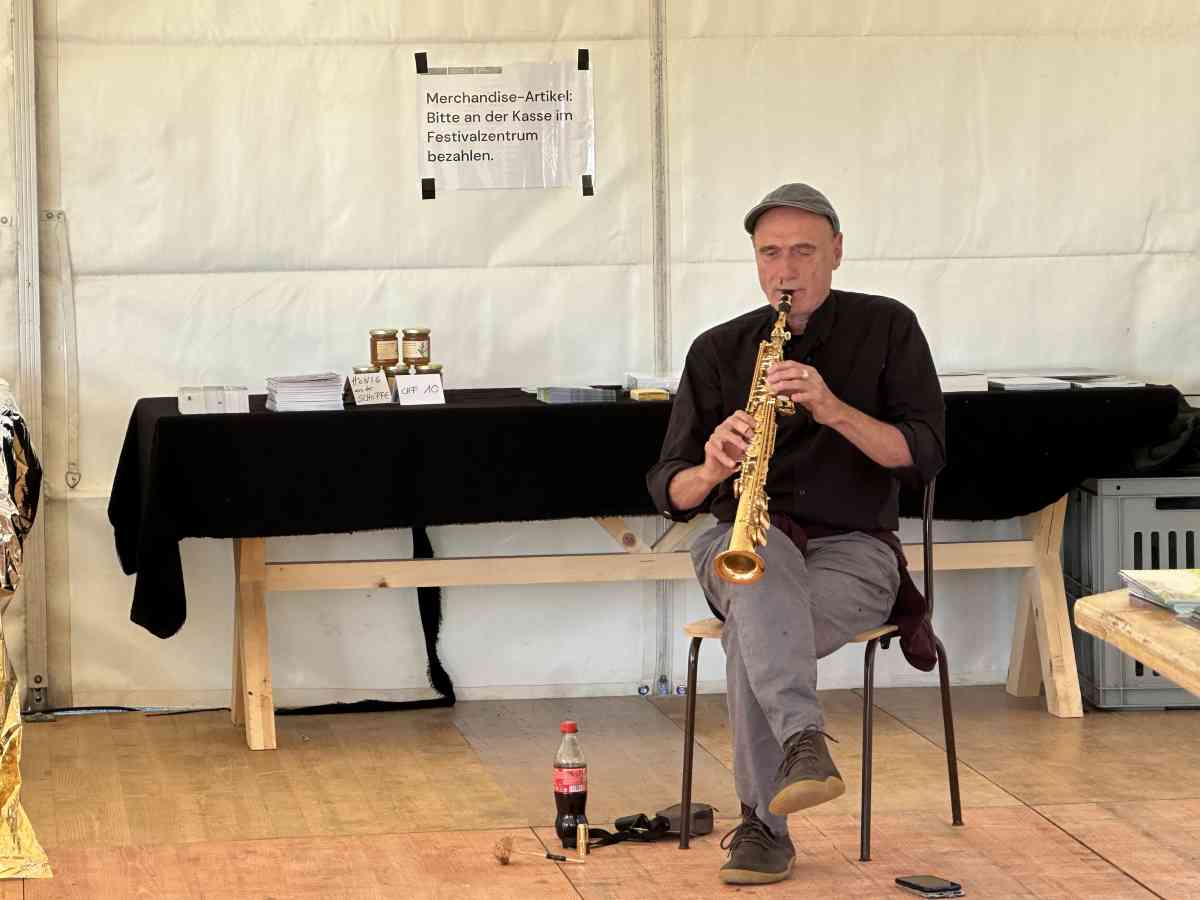 Meister der freien Improvisation: Der Saxophonist Hans Koch bei einem spontanen Solo.