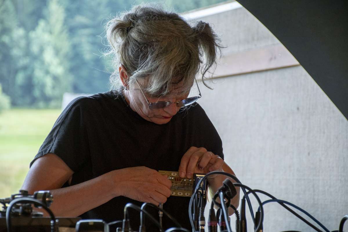 Well wired: Billy Roisz during her live performance with dieb13.