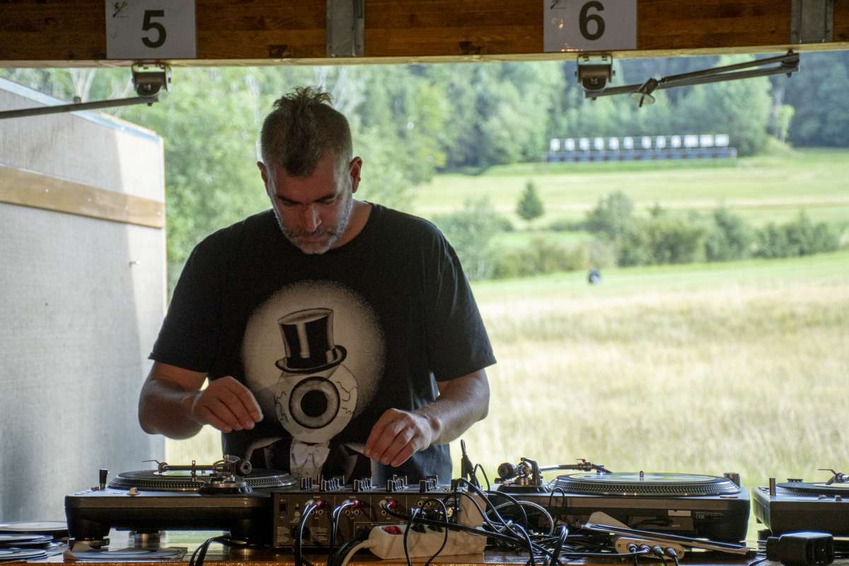 At the levers and controls: turntablist dieb13 during his sound performance in the Schützenhaus.