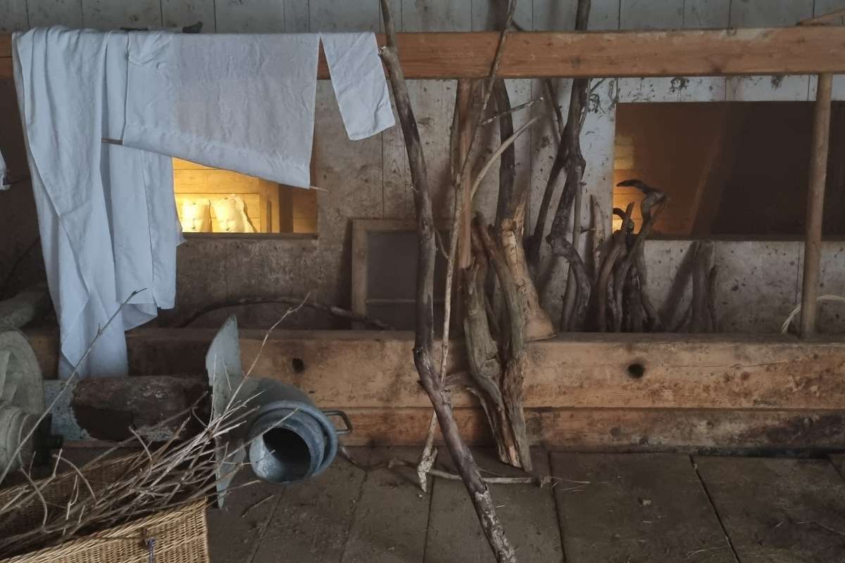 Smoke and shout: Vanessà Heer created a space on the threshold between everyday life and ritual.